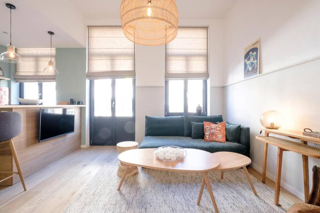 Fabulous In Châtelain Area With Balcony *